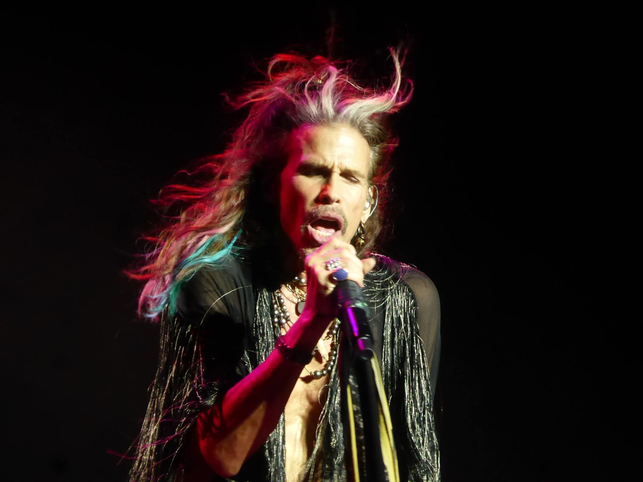 Steven Tyler enters rehab, Aerosmith cancels dates