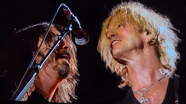 Watch Dave Grohl join Guns N’Roses on stage for “Paradise City”